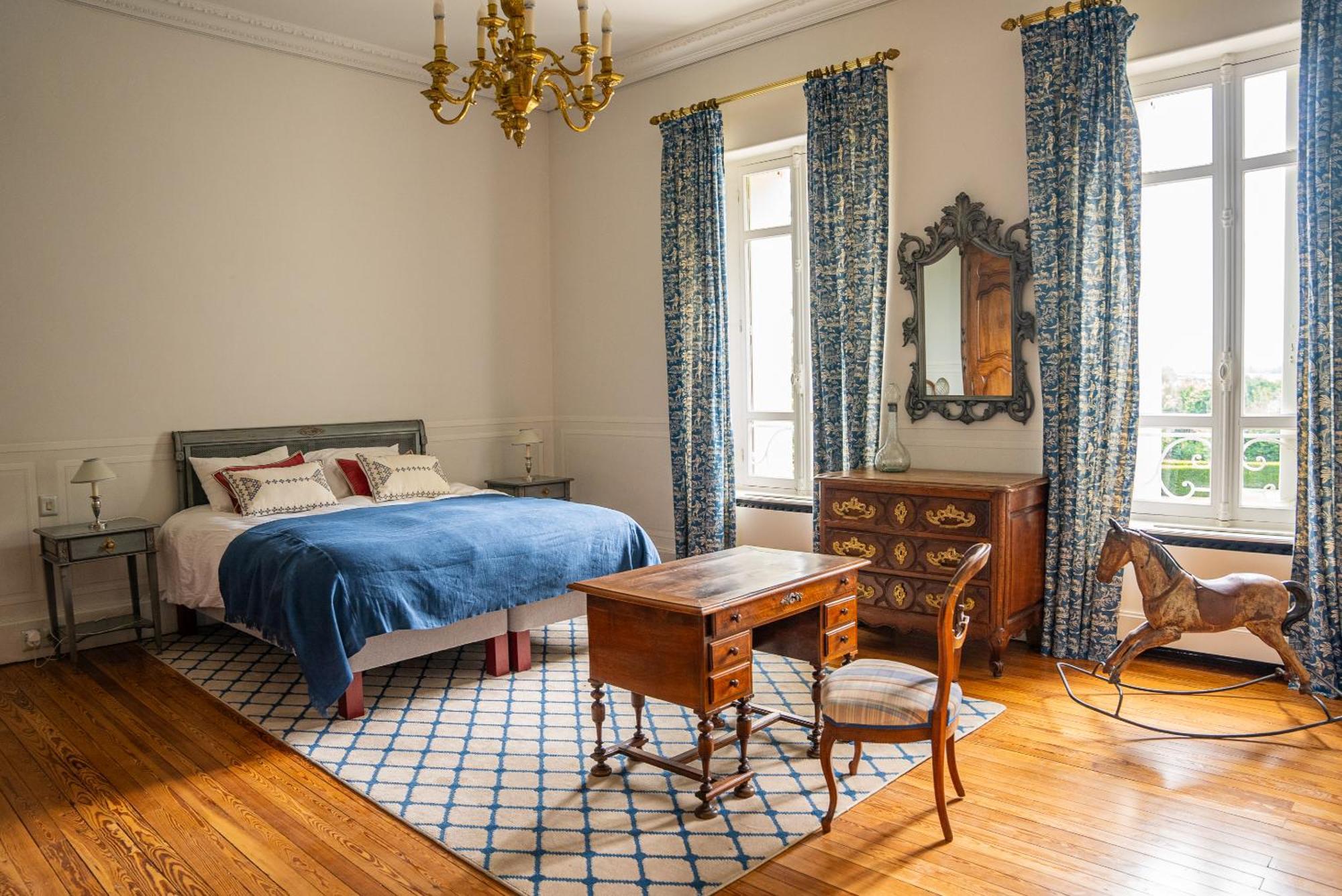 Chateau De Lussac Lussac  Bilik gambar