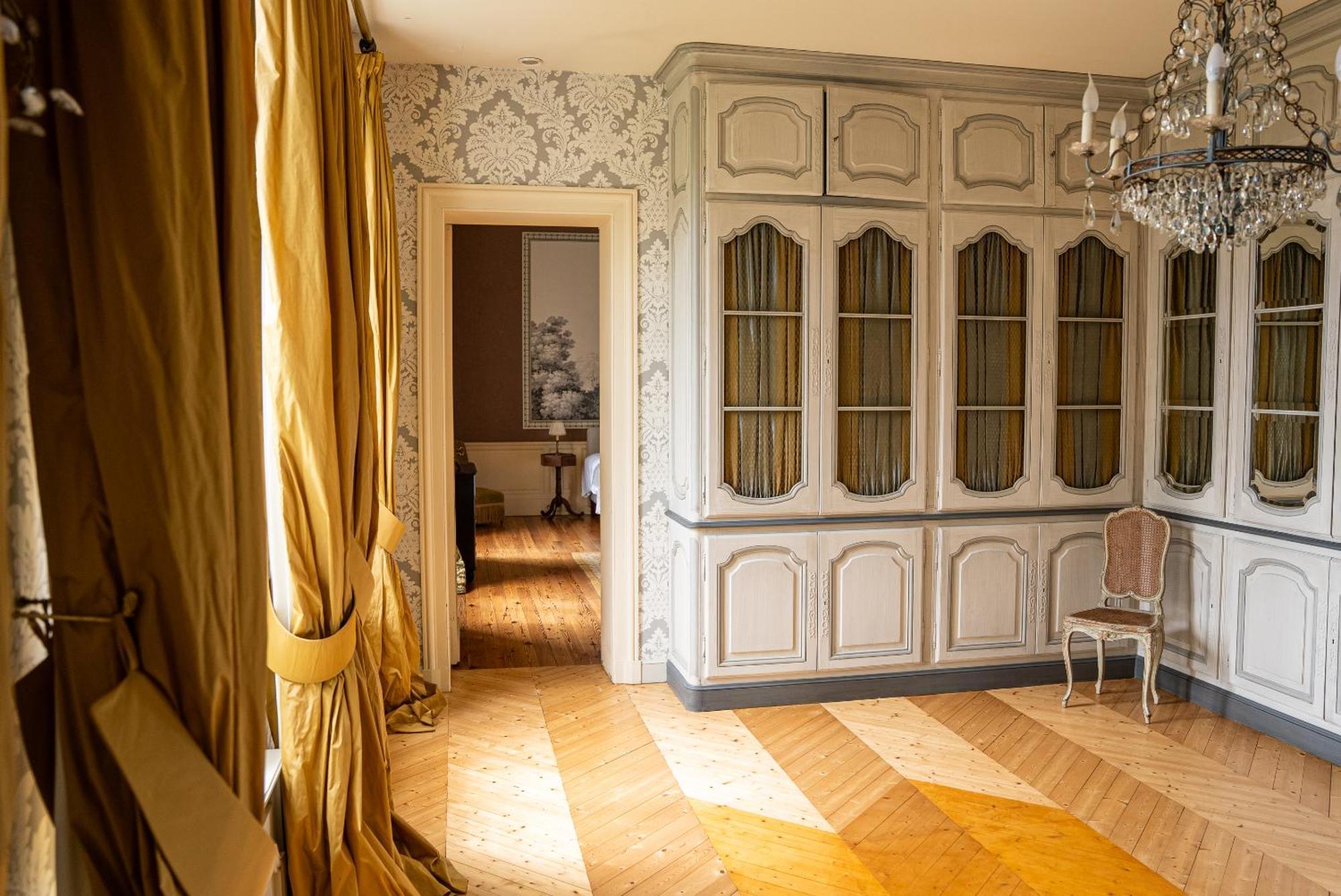 Chateau De Lussac Lussac  Bilik gambar