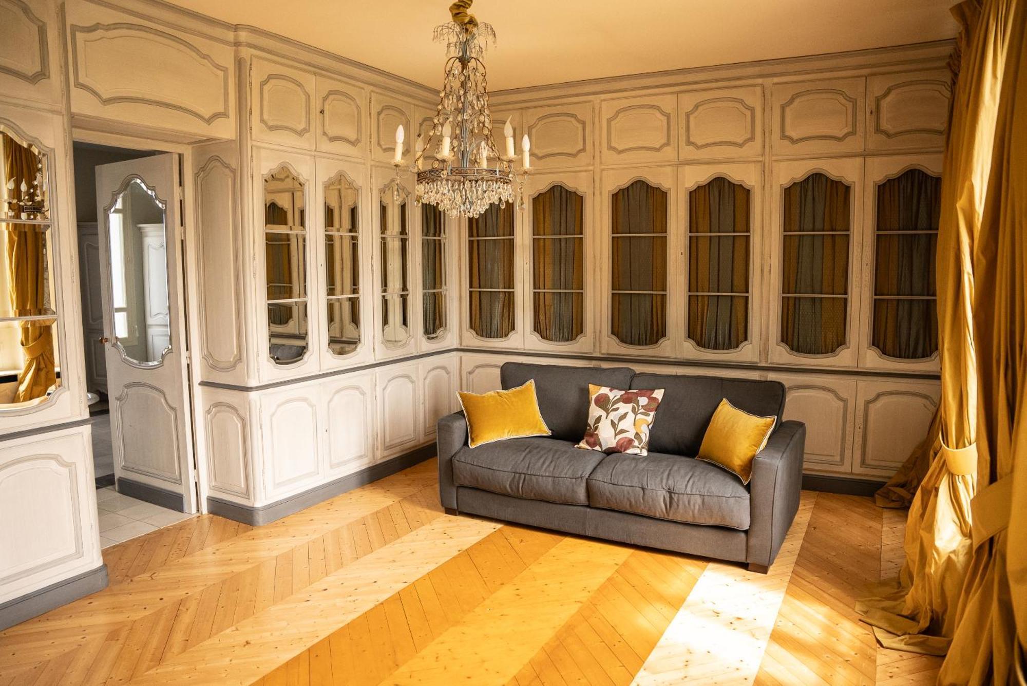 Chateau De Lussac Lussac  Bilik gambar