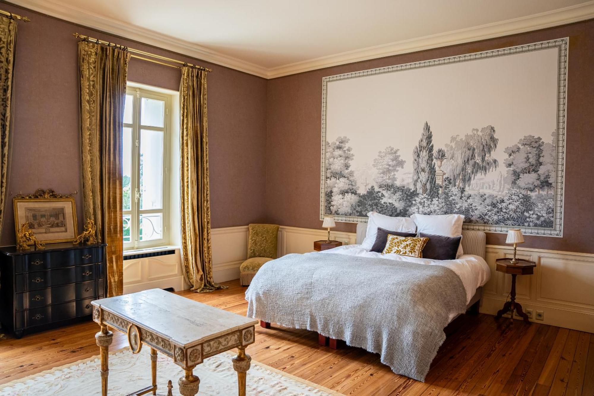 Chateau De Lussac Lussac  Bilik gambar