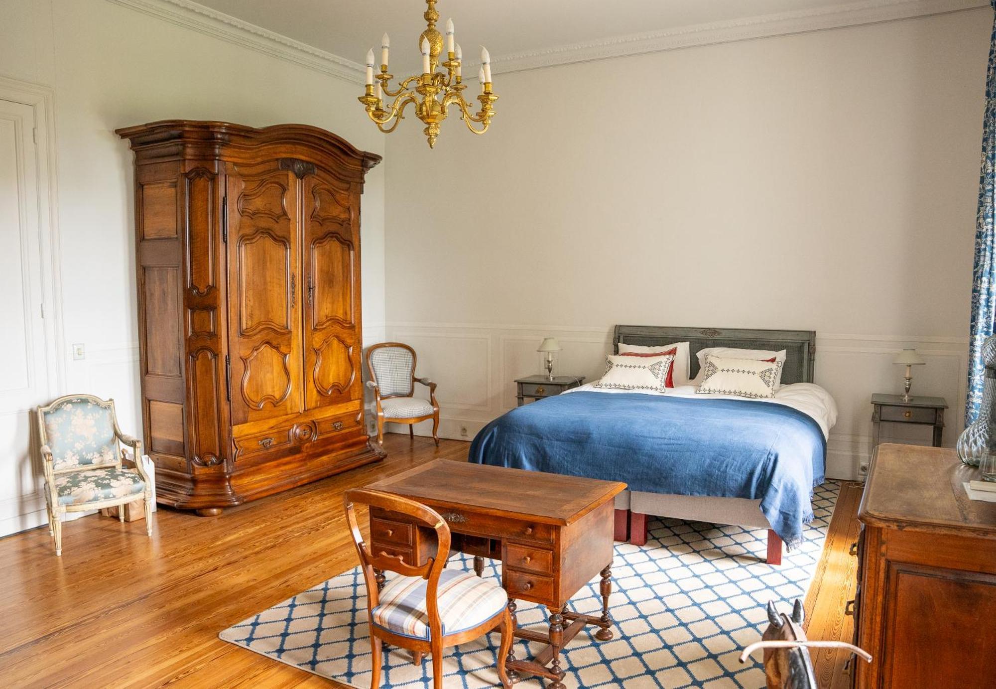 Chateau De Lussac Lussac  Bilik gambar